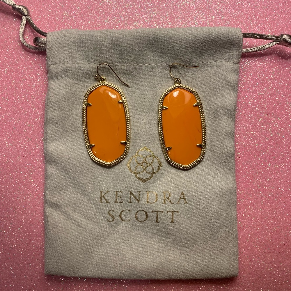 KENDRA SCOTT- Danielle Drop Earrings in Gold and Orange
